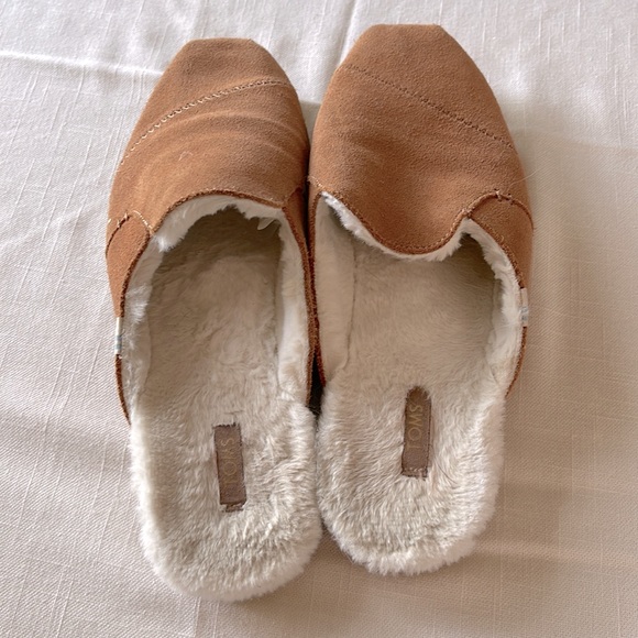 Tan suede Tom’s slip on Mule slipper style - Picture 3 of 3